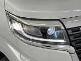 【LEDヘッドライト】現代の主流のライト。明るい光が瞬時に立ち上がり、必要な場所を均一に照らします。寿命も長く省エネで、スタイリッシュなデザインです♪