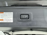 電動式バックドアです。 荷物を持ったままでもボタン一つで自動的に開け閉めできるので便利ですよ。 挟み込み防止機能も付いていますのでお子様の手や荷物を挟み込むのを防いでくれますよ。