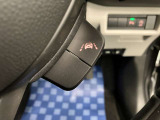【車線逸脱抑制機能】車線の逸脱の可能性が高いとシステムが判断した場合に、ドライバーに車線逸脱防止方向へのステアリング操作を促し、車両を内側に戻すよう支援します。