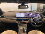 BMWの運転席はドライバーオリエンテッドという構造を採用。ドライバー目線の操作がしやすい設計になっており、ドライブ中にも目線の移動が少なく運転中にも簡単に操作ができます。