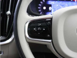 前方車を自動追従するアダプティブクルーズコントロールに加え、ステアリング操舵も行う進化型クルーズ『パイロットアシスト』を搭載。車体を車線内へと適正に維持しつつ先行車を忠実に追従します。