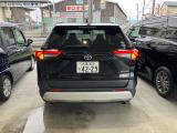 車両後方よりライトとウインカーを点灯させた状態です