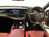 運転席周りのレイアウトをご覧ください。ナビゲーションが綺麗に装着されすっきり収まってますね!