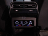 運転中にもオーディオの音量やFMの切り替えなどステアリングでの操作で切り替え可能なため、ステアリングから手を放す必要がない為、運転中でも操作が簡単でございます。