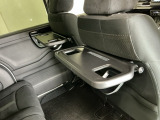 前席背面には格納式のテーブルも装備。食事やスマホ・タブレットでの動画視聴など様々な用途で活躍します。サイドにはちょっとした荷物がかけれて便利なコンビニフック付きです。