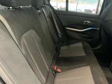 BMWの少し硬めの足回りは車の縦揺れを素早く整えるため、同乗者の方への車酔いにも効果が御座います。