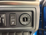 ドアミラーはオート格納機能付き。降車時にドアロックするとドアミラーが自動でたたみ、ドアロックを解除すると自動で開きます。