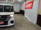 当店では専任のメカニックが大切なお客様のお車を一台一台丁寧に整備いたします。自社認証工場にてリフトアップし下回りまでキッチリ検査いたします。
