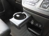 【運転席側ドリンクホルダー】運転中にすぐ取り出しやすい位置に配置しているのでドライブ中の水分補給もスムーズです。