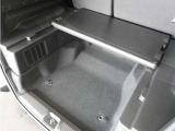 ◆低床フロア◆ボードで仕切られたラゲッジ下部も大きなスペースが確保されています!ボードを取り外せば背の高い荷物も積載可能♪