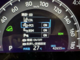 隣車線を走る車両をレーダーで検知し、ドアミラーでは確認しにくい後側方エリアに存在する車両に加え、急接近してくる車両も検知します。車両を検知するとドアミラーに搭載されたLEDインジケーターが点灯します。