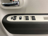 【運転席ドアスイッチ回り】パワーウィンドー[ロック機構]・電動格納式リモコンドアミラースイッチがまとまっているので操作しやすいです。
