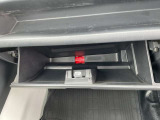 点検ノートや車検証ブック小物等が入るグローブBOXです。