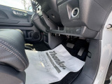 運転席足元の状態もご確認下さい。