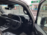 運転席に乗り込むイメージです。