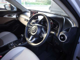 インパネは左右対称でコクピット感のあるデザインの運転席と広々と感じさせるデザインの助手席が特徴です。
