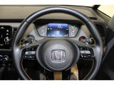 ハンドル左側にはオーディオ操作が出来るオーディオリモートコントロールスイッチ、右側にはHondaSENSINGとオートクルーズスイッチを装備!長距離運転や高速道路の運転では大活躍です!