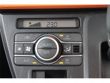オートエアコン付です。簡単操作で快適に車内温度をコントロールします。
