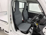 運転席と助手席です。クリーニング専門のスタッフにより隅々まできれいに仕上げております。乗り出しから気持ちよくお使いいただけます。