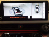 パノラミックビューモニター付きです。車両を上から見たような映像をディスプレイオーディオ画面に表示。運転席からの目視だけでは見にくい、車両周辺の状況をリアルタイムでしっかり確認できます。