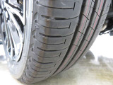 「165/55R15」サイズのタイヤが装着されています。