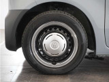 ◆純正ホイール装着車◆シンプルなデザインのホイールキャップ付きです。