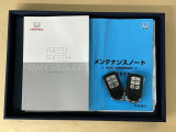 メンテナンスノート【点検整備記録簿・保証書】、取説も揃ってます。スマートキーはバッグなどにしまったままボタン操作でエンジン始動・停止やハイブリッドシステムの起動や停止ができて大変便利です
