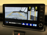 リバースギアに入れるだけで後方の表示へ切り替わります。夜間や雨の日の駐車も楽になりますよ。
