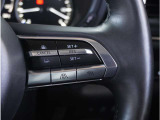 【マツダ・レーダー・クルーズ・コントロール】高速道路での長距離走行が楽に。自動で速度を保つクルーズコントロールが、衝突軽減システムと連携し、前方の車両を感知して車間を保つように速度調節してくれます。