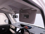 運転席サンバイザー裏にバニティミラー。気になった時にサッと身だしなみチェック。