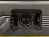 急速充電は車内のボタンを操作して開け、あとは充電コネクターを差すだけで充電開始します。