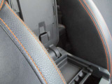 運転席収納付アームレスト