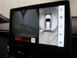 車両を上から見たような映像をナビ画面に表示するパノラミックビューモニター(床下透過表示機能付)搭載。運転席からの目視だけでは見にくい、車両周辺の状況をリアルタイムで確認できます。