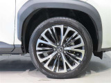 純正のアルミホイール装着車です。タイヤサイズは215/50R18です。