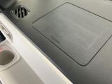 【助手席エアバッグ】SRSエアバッグとはシートベルトの働きを補助して衝突した時に乗員の衝撃を軽減するシートベルト併用式エアバッグ。前面衝突時に瞬時に膨らみ、頭部と胸部の衝撃を軽減します。