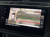 車両を空から眺めるような視点のアラウンドビューモニター付きバックカメラ。死角を減らし駐車時の安心感を高めます。