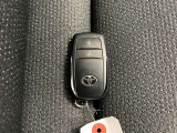 ドアの開閉時、両手が荷物で塞がっている時はキーレスでのカギの解除が大変ですよね。スマートキーはポケットやバッグに入れておけば、ノブに触れただけでロックの解除が可能です。とても便利な機能です。