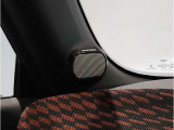 MINIの内装はとにかく『円』に拘ったデザインコンセプトが一目で伝わってきます。これほど円形に拘った車は他に御座いません。伝統のデザイン、トグルスイッチなど遊び心のある内装で御座います。