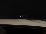 【ヘッドアップディスプレイ】現在の車速表示や目的地へのルート案内やメディア関連のリストを表示する事が可能です。視線移動を減らす事によりドライブに集中して頂けます。