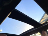 【パノラマルーフ】大型のガラスルーフ搭載で車内の解放感が一気にアップ!開放的なドライブをお楽しみいただけます。