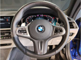 BMWのステアリングはドライバーと車体が一体感に感じれるような操作性を実現しております。また、握りやすさや操作性を向上するためにスイッチ類も配置されております。