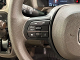 ステアリングにオーディオ操作スイッチが付いています。オーディオ画面に直接タッチしなくても操作が出来ますので、運転に集中できます。