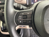 ステアリングにオーディオ操作スイッチが付いています。オーディオ画面に直接タッチしなくても操作が出来ますので、運転に集中できます。