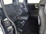 チップアップ、ダイブダウン機構付【 ウルトラリアシート 】は後席座面を左右分割で跳ね上げることができるので植木やベビーカーなど背の高い荷物をラクラク収納できます。ホンダ車ならではの人気装備です。