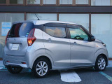プライバシーガラス 室内の急激な温度変化を和らげ、防犯の観点から車内が見えにくくなっております。