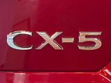 美しい輝きを放つ「CX-5」のリアエンブレム!マツダを象徴する鮮やかなレッドのボディに映え、リアビューに上質感をプラスします。洗練されたデザインと高い走りの質感を主張する象徴的なワンポイントです。