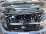 エンジンルームもきれいな状態です。日産のメカニックが点検整備をさせていただいてからのご納車となります