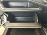 ちょっとしたところは収納ボックスにもなっています。車内はサイズも決まっているので、収納が少ないと思っているアナタ!ご安心ください。さまざまなところに収納が隠れているんです♪