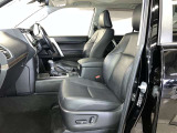 高いホールド性で運転姿勢が安定します。長距離ドライブでも疲れにくいのが魅力です。快適なドライビングライフをお送りください♪
