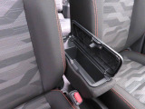 運転席と助手席の間には、蓋付きタイプのコンソールボックス。肘掛けにもなるので、便利です。
